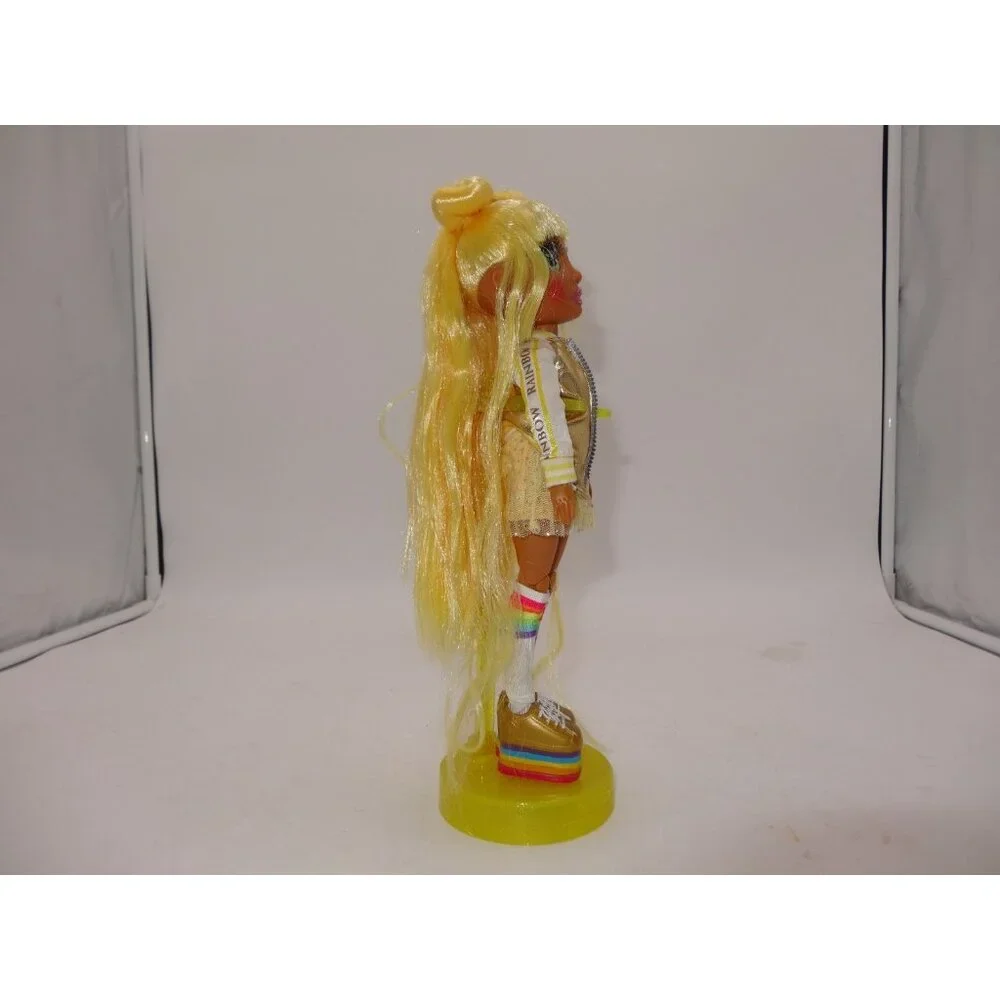 Rainbow High Cheer Series Sunny Madison Fashion Doll‎ Stand and New Accessories